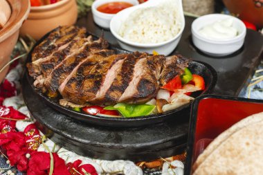 Garnitür ve soslar ile Gürcü tarifine göre ızgarada hazırlanan buzağı eti