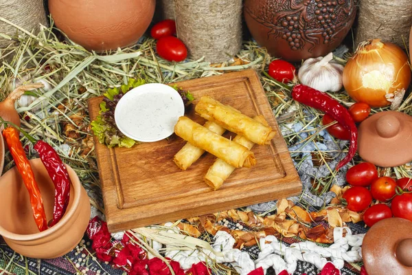 Puf böreği ve kızarmış peynir rulo derin kızarmış