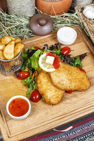 Peixes Malha Massa Com Batatas Rústicas Com Verduras Tomates Cereja — Fotografia de Stock