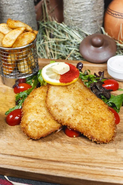 Fisch Teig Gehäkelt Mit Kartoffeln Rustikal Mit Gemüse Kirschtomaten Gurken — Stockfoto