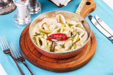 Colmar halkaları, soğan, salatalık ve acı biber ile Akdeniz şehriye çorbası