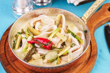 Colmar halkaları, soğan, salatalık ve acı biber ile Akdeniz şehriye çorbası