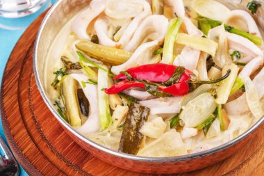 Colmar halkaları, soğan, salatalık ve acı biber ile Akdeniz şehriye çorbası