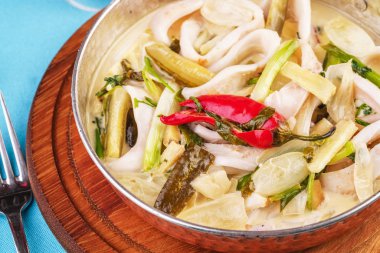 Colmar halkaları, soğan, salatalık ve acı biber ile Akdeniz şehriye çorbası