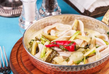 Colmar halkaları, soğan, salatalık ve acı biber ile Akdeniz şehriye çorbası