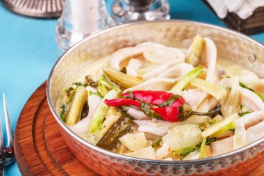 Colmar halkaları, soğan, salatalık ve acı biber ile Akdeniz şehriye çorbası