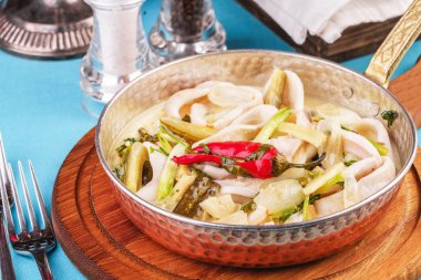 Colmar halkaları, soğan, salatalık ve acı biber ile Akdeniz şehriye çorbası