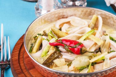 Colmar halkaları, soğan, salatalık ve acı biber ile Akdeniz şehriye çorbası