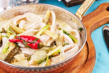 Colmar halkaları, soğan, salatalık ve acı biber ile Akdeniz şehriye çorbası