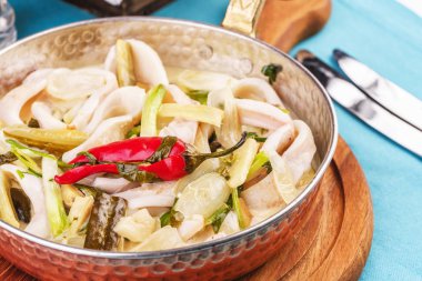 Colmar halkaları, soğan, salatalık ve acı biber ile Akdeniz şehriye çorbası