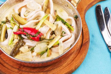 Colmar halkaları, soğan, salatalık ve acı biber ile Akdeniz şehriye çorbası