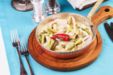 Colmar halkaları, soğan, salatalık ve acı biber ile Akdeniz şehriye çorbası