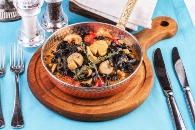 Karides, domates, köfte, biberiye ve mantar ile Akdeniz siyah makarna