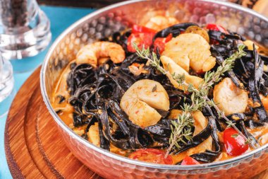 Karides, domates, köfte, biberiye ve mantar ile Akdeniz siyah makarna