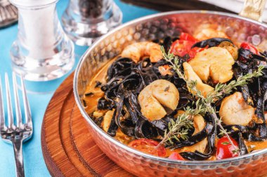 Karides, domates, köfte, biberiye ve mantar ile Akdeniz siyah makarna