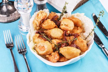 Akdeniz yemeği, biberiye hamurunda servis edilen tereyağında kızartılmış somon eti