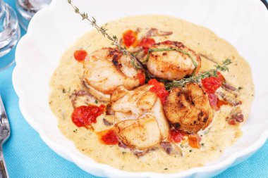 Deniz ürünleri, yengeç eti, balık ve kremalı et suyu ile tavuk ile Akdeniz çorbası