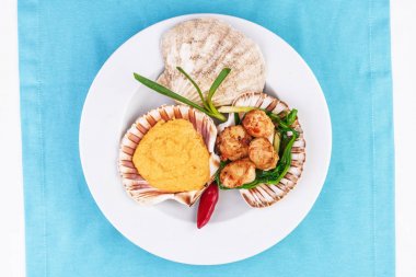 Bezelye püresi, pırasa ve kırmızı biber ile Akdeniz midye