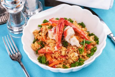 Akdeniz tarifipirinç, havuç, soğan ve yengeç eti ile Pilav