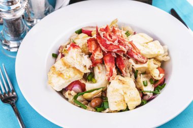 Yengeç eti, tavuk ve taze sebzeden yapılan Akdeniz yemeği