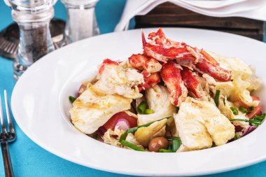 Yengeç eti, tavuk ve taze sebzeden yapılan Akdeniz yemeği