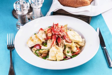 Yengeç eti, tavuk ve taze sebzeden yapılan Akdeniz yemeği