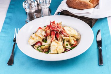 Yengeç eti, tavuk ve taze sebzeden yapılan Akdeniz yemeği