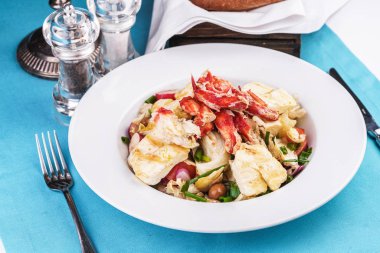 Yengeç eti, tavuk ve taze sebzeden yapılan Akdeniz yemeği