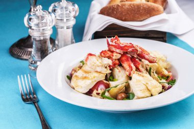 Yengeç eti, tavuk ve taze sebzeden yapılan Akdeniz yemeği