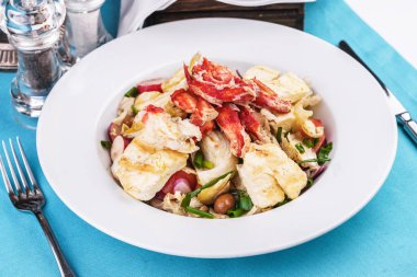 Yengeç eti, tavuk ve taze sebzeden yapılan Akdeniz yemeği