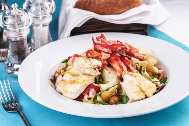 Yengeç eti, tavuk ve taze sebzeden yapılan Akdeniz yemeği