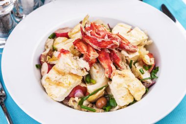 Yengeç eti, tavuk ve taze sebzeden yapılan Akdeniz yemeği