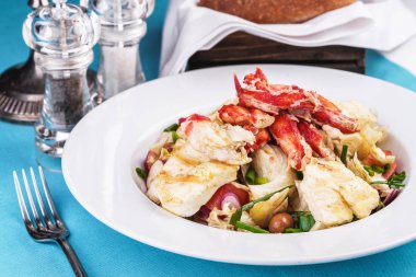 Yengeç eti, tavuk ve taze sebzeden yapılan Akdeniz yemeği