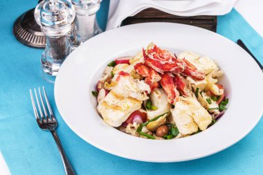 Yengeç eti, tavuk ve taze sebzeden yapılan Akdeniz yemeği