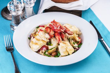 Yengeç eti, tavuk ve taze sebzeden yapılan Akdeniz yemeği