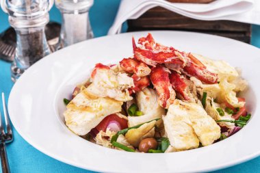 Yengeç eti, tavuk ve taze sebzeden yapılan Akdeniz yemeği