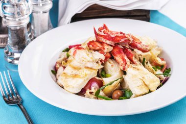 Yengeç eti, tavuk ve taze sebzeden yapılan Akdeniz yemeği