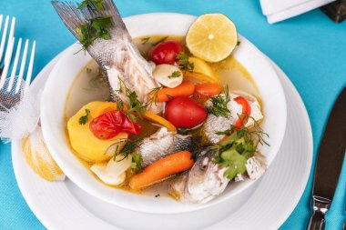 Sebze ve limon ile Akdeniz deniz balığı çorbası