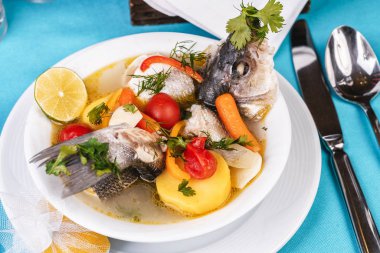 Sebze ve limon ile Akdeniz deniz balığı çorbası