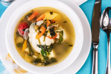 Akdeniz kalamar, tavuk, yengeç eti ve sebze çorbası