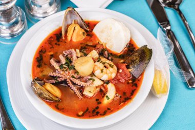 Tavuktan yapılan domates çorbası, colmar halkaları, ahtapot, midye ve sebzelerden Akdeniz tarifine göre