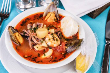 Tavuktan yapılan domates çorbası, colmar halkaları, ahtapot, midye ve sebzelerden Akdeniz tarifine göre