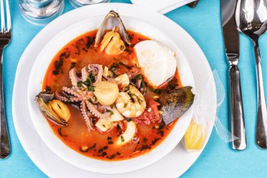 Tavuktan yapılan domates çorbası, colmar halkaları, ahtapot, midye ve sebzelerden Akdeniz tarifine göre