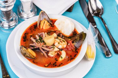 Tavuktan yapılan domates çorbası, colmar halkaları, ahtapot, midye ve sebzelerden Akdeniz tarifine göre