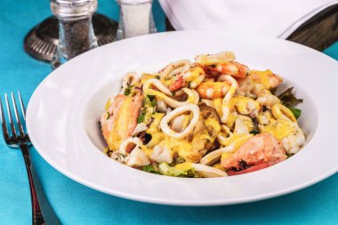 Colmar halkaları ile Akdeniz güveç, yengeç eti, tavuk ve peynir.