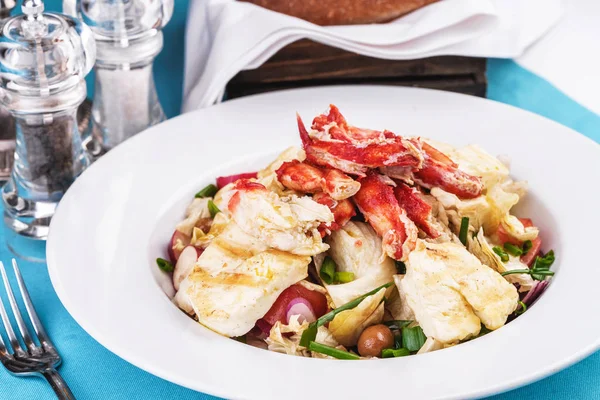 Yengeç eti, tavuk ve taze sebzeden yapılan Akdeniz yemeği