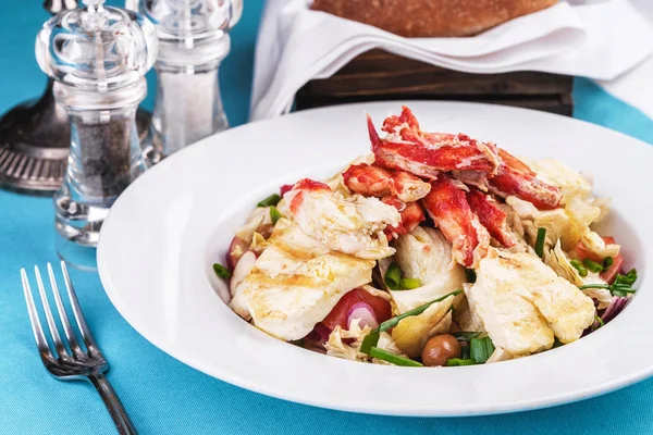 Yengeç eti, tavuk ve taze sebzeden yapılan Akdeniz yemeği