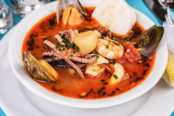 Tomato soup made from chicken, rings of colmar, octopus, mussels and vegetables according to a Mediterranean recipe — Stock Image Tomato Soup Made Chicken Rings Colmar Octopus Mussels Vegetables According Stock Image