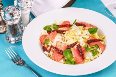 Akdeniz salatası. Lahana, domates, füme tohumlar, zeytin, zeytin, fesleğen ve biberiye, zeytinyağı ve balsamik sos ile terbiyeli