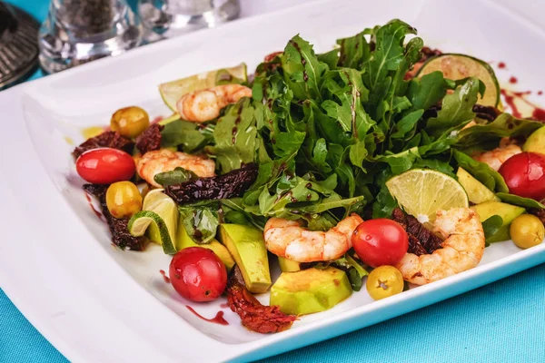 Salade Méditerranéenne Aux Crevettes Grillées Tomates Cerises Roquette Légumes Verts — Photo